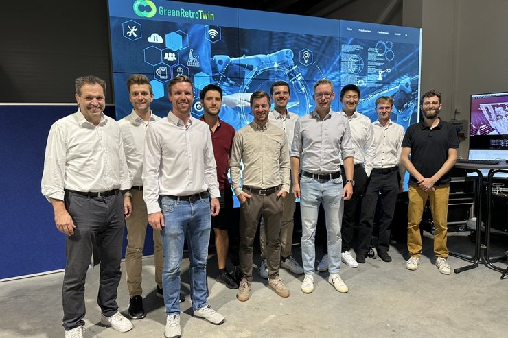 Eine Gruppe vor einer Leinwand