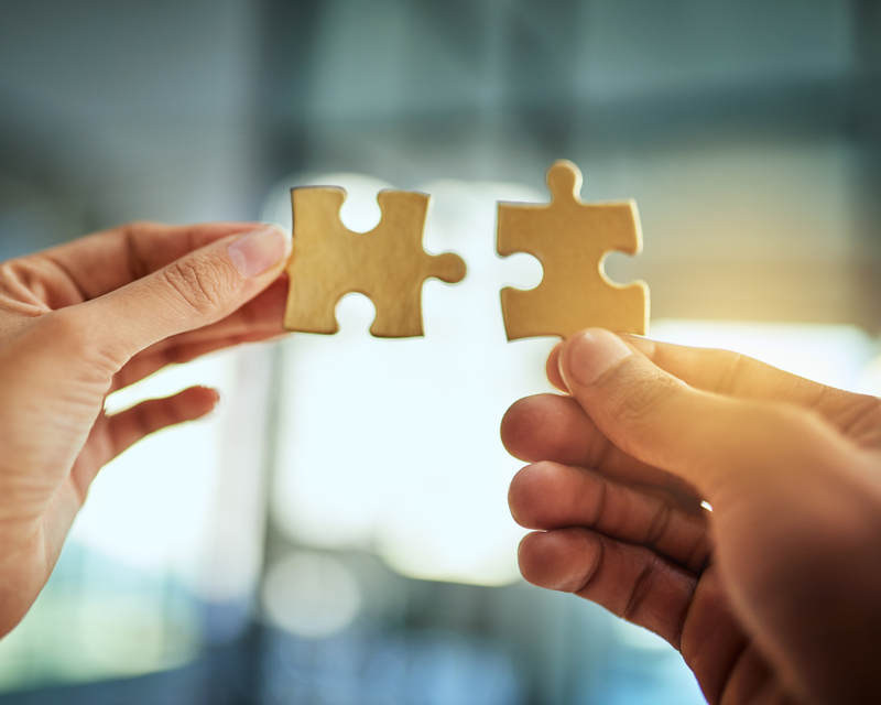 Zwei Puzzleteile, die zusammengefügt werden