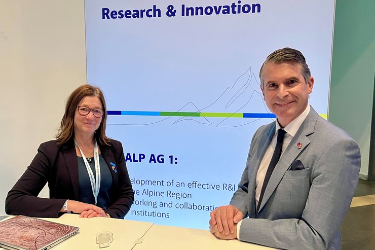 Auf dem Foto sind Prof. Dr. Sabine Weizenegger, Co-Leiterin der EUSALP-Aktionsgruppe 1 „Forschung und Innovation“ mit Eric Beißwenger, Bayersicher Staatsminister für Europaangelegenheiten und Internationales zu sehen.