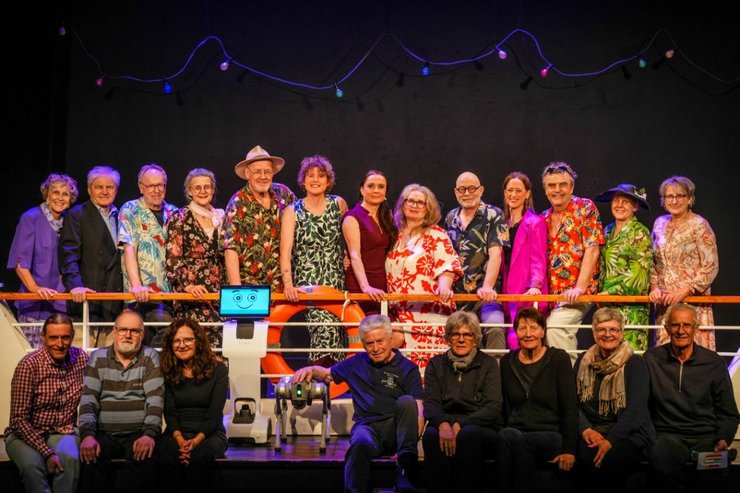 ein Gruppe von Schauspielern im Theaterkästle Altusried im Stück "Hilfe die alten brennen durch"