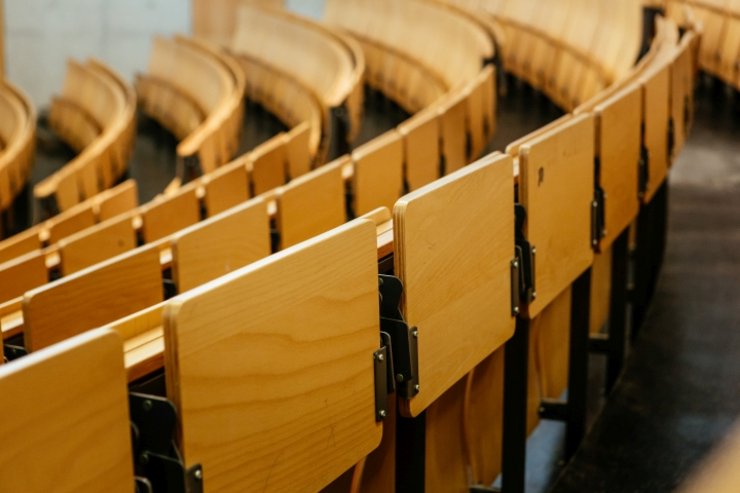 Leere Plätze im größten Hörsaal der Hochschule Kempten, dem Thomas-Dachser-Auditorium