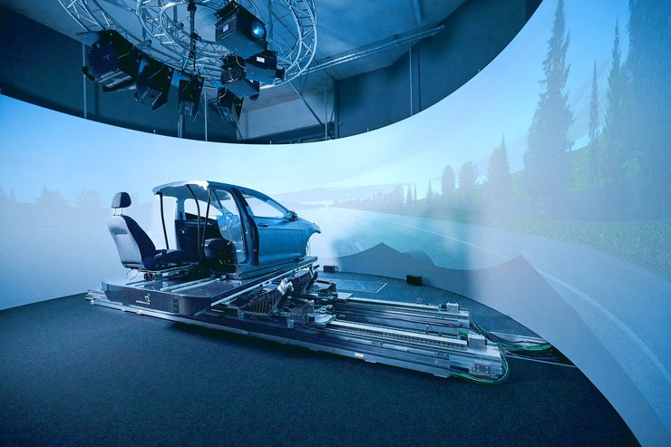 Zu sehen ist der Fahrsimulator am Institut für Fahrerassistenz und vernetze Mobilität in Benningen.