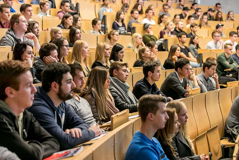 Studieninteressierte sitzen in einer Vorlesung während des Schnupperstudiums an der Hochschule Kempten.