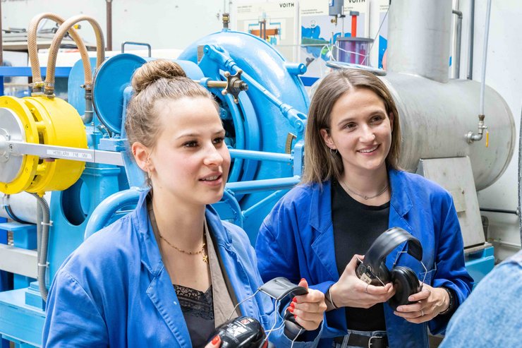 zwei Mädchen in einer Maschinenhalle