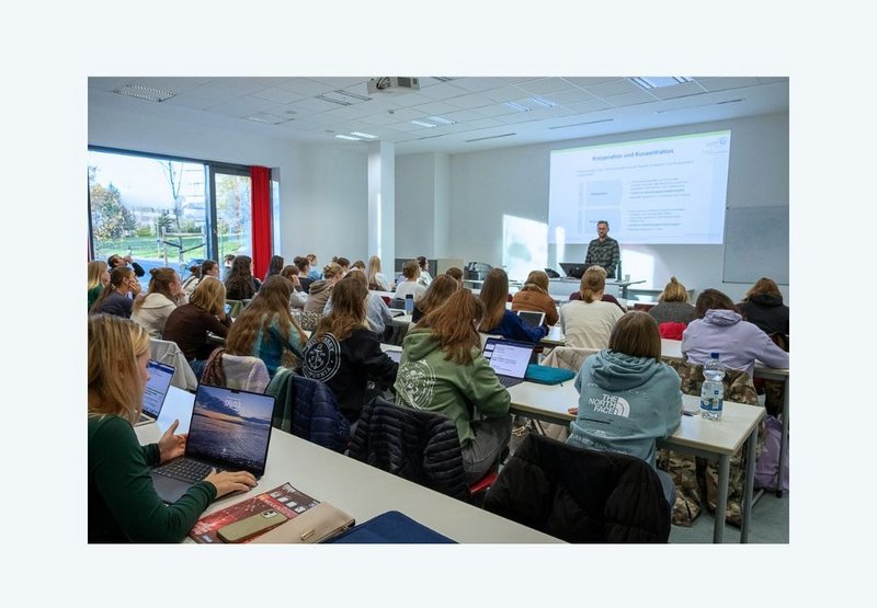 Studieninteressierte in den Vorlesungen beim Schnupperstudium